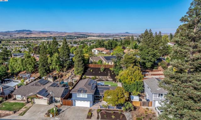 702 Sylvaner Dr, Pleasanton CA: https://media.crmls.org/mediaz/0e42856f-a9f3-4f3e-bd87-889a56743743.jpg