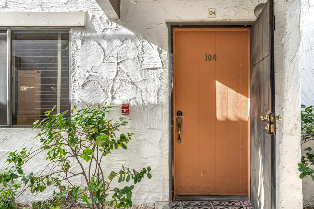 1050 E Ramon Road, Palm Springs CA: https://media.crmls.org/mediaz/0e4308a6-36a9-4608-9d77-6b2099cc34d3.jpg