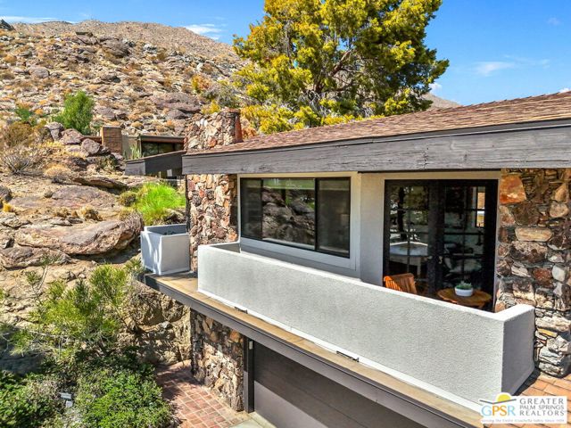 13 Cahuilla Hills Drive, Palm Springs CA: https://media.crmls.org/mediaz/0e432ff8-29b9-4721-a038-b1dd57c640ba.jpg