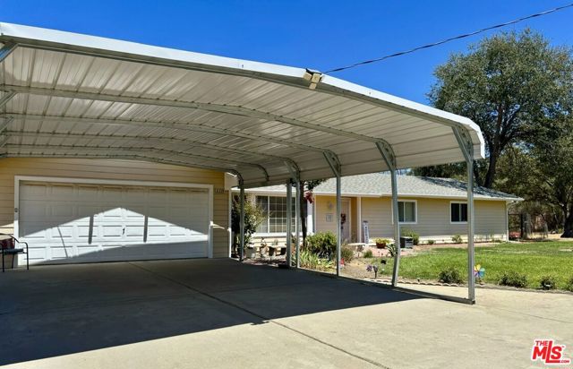 31229 Rolling Meadow Court, Coarsegold CA: https://media.crmls.org/mediaz/0e438425-9569-48f1-a71a-9dce73f2b62a.jpg