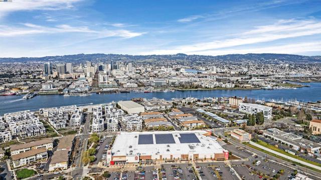 2683 5Th St, Alameda CA: https://media.crmls.org/mediaz/0e43ce4b-fd01-483d-98e0-64801d73cfab.jpg