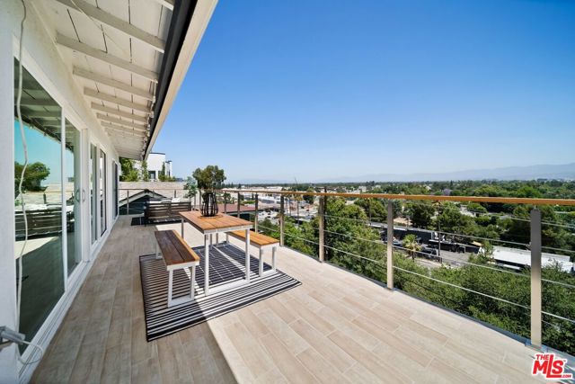 Photo of 11689 Picturesque Drive, Studio City, CA 91604
