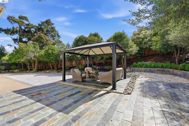 11593 Ladera Ct, Dublin CA: https://media.crmls.org/mediaz/0e449ead-e417-4d9c-90b5-b3341d5bd2a6.jpg