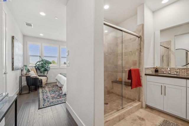 1815 Balsa St, Alameda CA: https://media.crmls.org/mediaz/0e45323f-e76e-49e9-ad02-a3ec63179e59.jpg