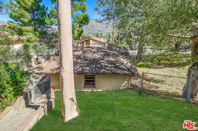 7951 Glenties Lane, Sunland CA: https://media.crmls.org/mediaz/0e46b7d8-d83f-4434-b03e-d664fcbd4b7e.jpg