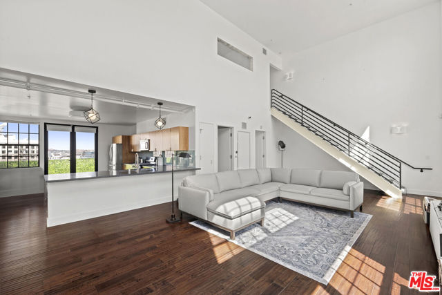 746 S Los Angeles Street, Los Angeles CA: https://media.crmls.org/mediaz/0e46dcfd-45af-43a5-a358-4dbab5541718.jpg