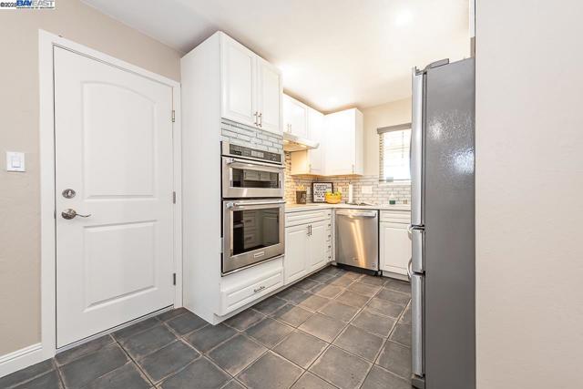32409 Elizabeth Way, Union City CA: https://media.crmls.org/mediaz/0e47a533-22f3-4787-94c8-2cfcc3d6db95.jpg