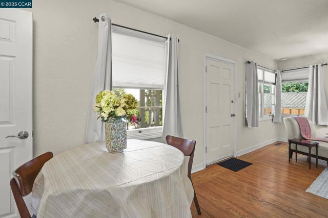 2450 Bella Vista Ave, Martinez CA: https://media.crmls.org/mediaz/0e4880ad-91ca-43c2-97b1-5eb3a5d549ff.jpg