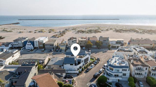 3256 Ocean Drive, Oxnard CA: https://media.crmls.org/mediaz/0e48be6a-be32-45ba-8a52-2fbec7031f12.jpg