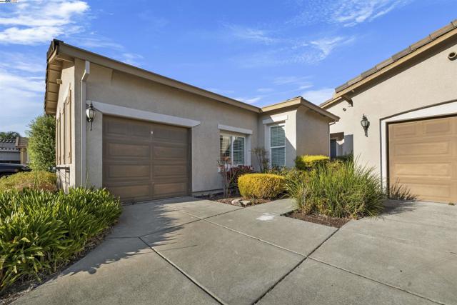 1060 swan river ct, Vacaville CA: https://media.crmls.org/mediaz/0e4949f5-b78e-4ea9-a7e3-c71f474f3890.jpg