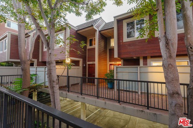 3950 Via Dolce, Marina del Rey CA: https://media.crmls.org/mediaz/0e49883c-557f-4cc0-9c86-de7b126907f6.jpg