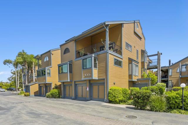 4006 Layang Layang Circle, Carlsbad CA: https://media.crmls.org/mediaz/0e4aa103-8bef-4ee8-80cb-ac2b461ac066.jpg