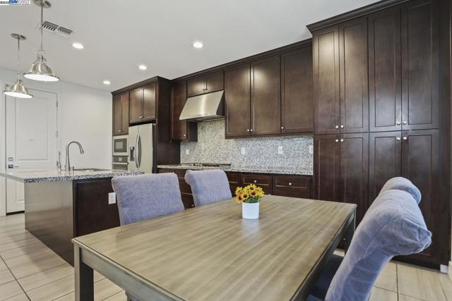 1205 S Ross Ct, Mountain House CA: https://media.crmls.org/mediaz/0e4b7855-385c-4dce-bb1a-fa44da83051a.jpg