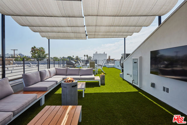 1337 N Fuller Avenue, Los Angeles CA: https://media.crmls.org/mediaz/0e4d7026-8131-434c-860d-0e58ba56586f.jpg