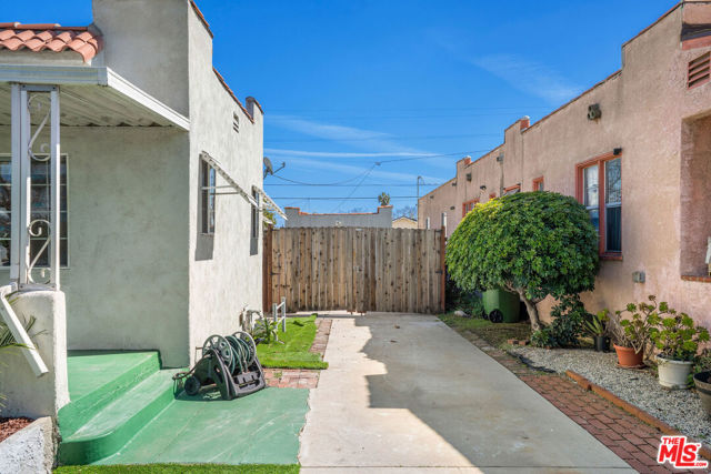 8740 La Salle Avenue, Los Angeles CA: https://media.crmls.org/mediaz/0e4e7a15-076f-48d1-8e56-0701b5c0a0d2.jpg