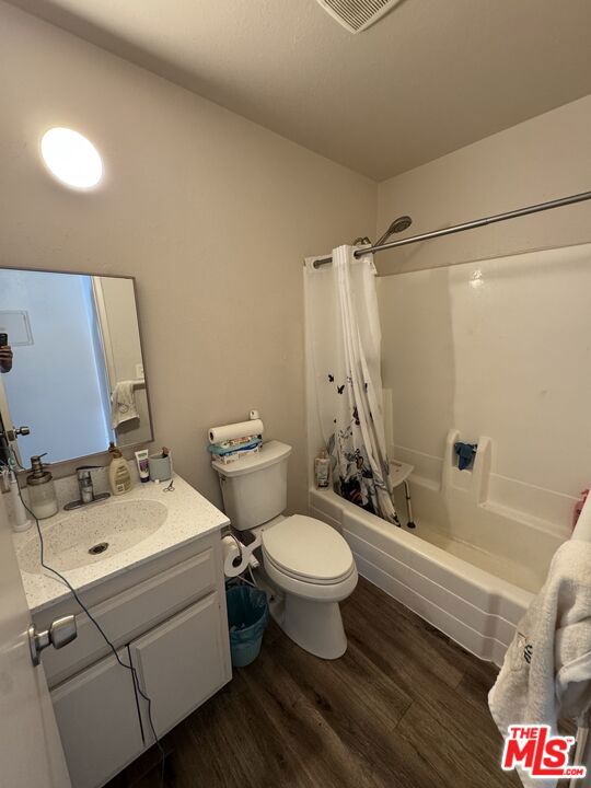 1724 Broadway Street, Oceanside CA: https://media.crmls.org/mediaz/0e4e8969-cb7f-48fb-a5eb-cf6120fbf296.jpg