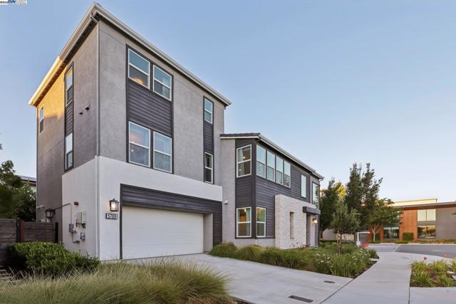 5789 Nugget Way, Dublin CA: https://media.crmls.org/mediaz/0e4ef464-0ee1-4cc1-b308-5d0d2beb95f4.jpg