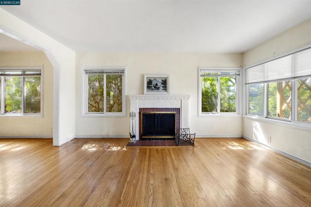 10536 Sheldon St, Oakland CA: https://media.crmls.org/mediaz/0e4f1816-3298-4ed5-9bdb-80579afcbd29.jpg