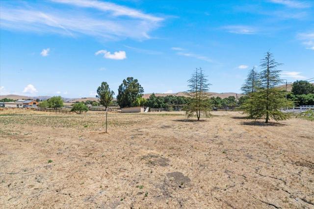 1080 Spring Grove Road, Hollister CA: https://media.crmls.org/mediaz/0e4f1a99-b239-4f73-93c9-121a391d8aee.jpg