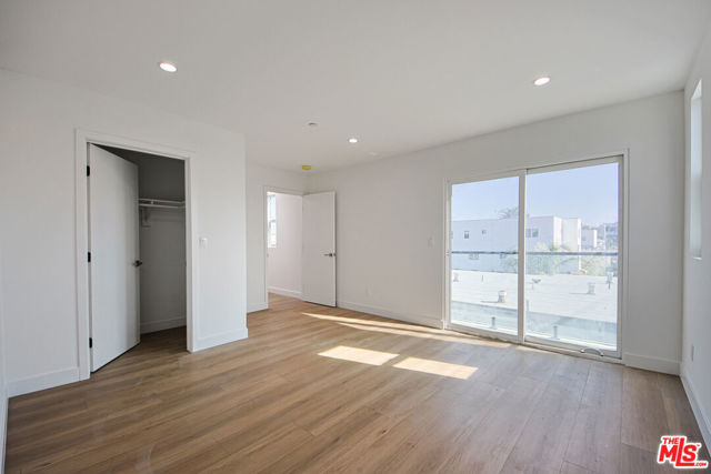 1636 Longwood Avenue, Los Angeles CA: https://media.crmls.org/mediaz/0e511182-b1f3-400e-a313-7e6caec76bb5.jpg