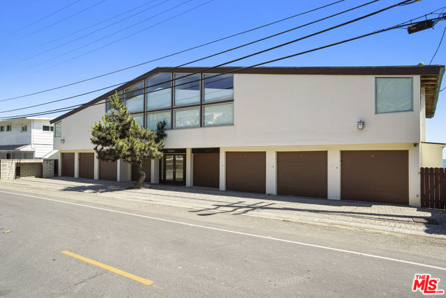 25200 Malibu Road, Malibu CA: https://media.crmls.org/mediaz/0e523a09-28fb-4ee0-a257-8268ae5d8ef2.jpg