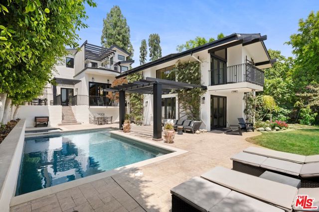 16820 Oak View Drive, Encino CA: https://media.crmls.org/mediaz/0e525bfd-f8c0-4943-8b00-1ccb168cdfaa.jpg