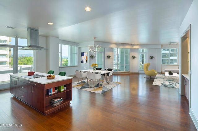 WV 702 living dining kitchen