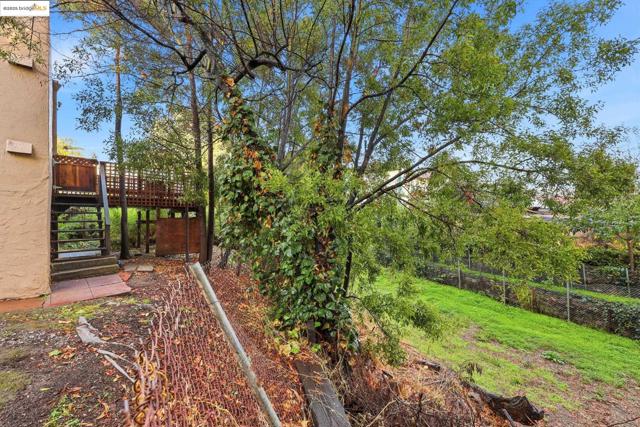 2430 27th Ave Unit D, Oakland CA: https://media.crmls.org/mediaz/0e5311f7-8870-4b7b-a8d1-48255116b3d1.jpg