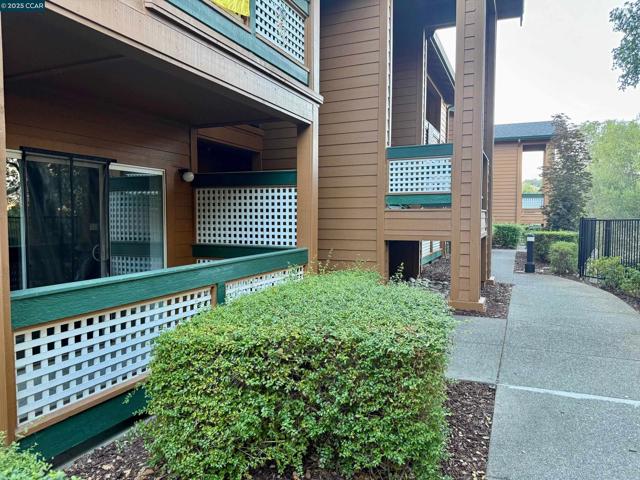 216 Stone Pine Ln, San Ramon CA: https://media.crmls.org/mediaz/0e54c3a2-6608-4f6c-bd0b-d2eae20c1abe.jpg