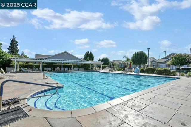 290 Black Amber Way, Brentwood CA: https://media.crmls.org/mediaz/0e559b59-fdaa-4bf5-afb4-527b7041523e.jpg