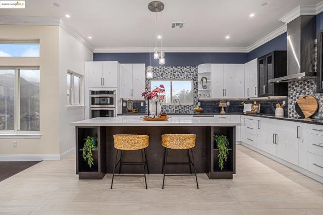 130 Arbor View Ln, Lafayette CA: https://media.crmls.org/mediaz/0e5609e7-365f-43e9-ae69-3db3a86179de.jpg
