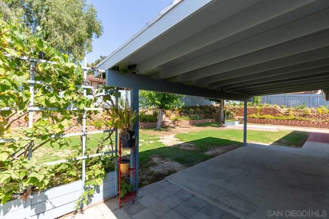 12274 Gay Rio Dr, Lakeside CA: https://media.crmls.org/mediaz/0e57076c-e4ad-410b-8854-a2969536c3a7.jpg