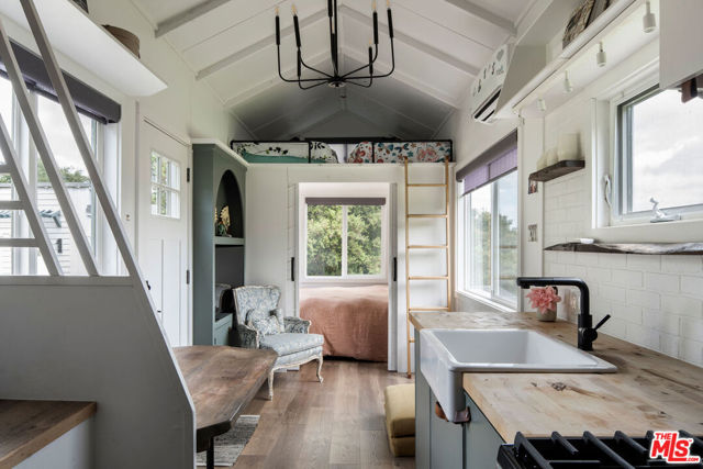 22575 Monte Vista Drive, Topanga CA: https://media.crmls.org/mediaz/0e571ca9-4145-4ca6-ad94-50b0e2d9b78b.jpg