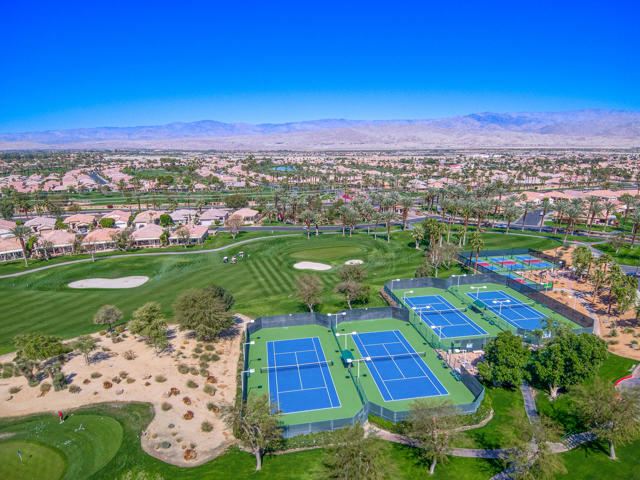 44010 Royal Troon Drive Drive, Indio CA: https://media.crmls.org/mediaz/0e578eaa-a6c9-4716-8b5c-9fe0b48926b0.jpg