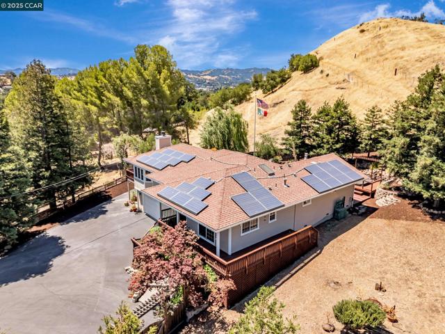 631 La Vista Rd, Walnut Creek CA: https://media.crmls.org/mediaz/0e58f761-d8a2-400e-af60-5ae26812e98a.jpg