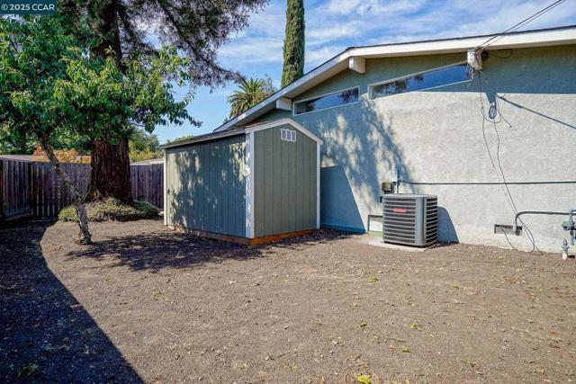 2206 Gehringer Dr, Concord CA: https://media.crmls.org/mediaz/0e5932e2-a2d9-4bfe-a996-7a89c520fb35.jpg