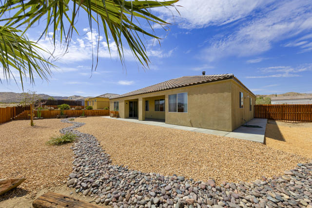 8680 Monument View Drive, Yucca Valley CA: https://media.crmls.org/mediaz/0e597c05-0901-4674-aa04-9335e7ab0925.jpg