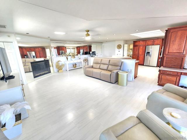 3933 Pinnacle Pl, Escondido CA: https://media.crmls.org/mediaz/0e5a2662-b59e-485c-91d2-3698ac1050c3.jpg