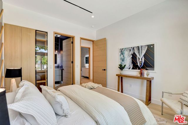 5730 Lasaine Avenue, Encino CA: https://media.crmls.org/mediaz/0e5a26ce-c4d8-48f2-9d3a-f8e30b858735.jpg