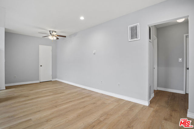 11743 Mayfield, Los Angeles CA: https://media.crmls.org/mediaz/0e5a4b92-0c53-4d99-86e4-d29517683f37.jpg