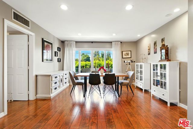 12955 Riverside Drive, Sherman Oaks CA: https://media.crmls.org/mediaz/0e5a94f9-ab80-431b-bfc2-1b274cc7e8b0.jpg