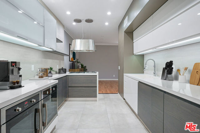 930 N Wetherly Drive, West Hollywood CA: https://media.crmls.org/mediaz/0e5ab627-f85c-4b6c-bbc9-cc325db5a5a2.jpg