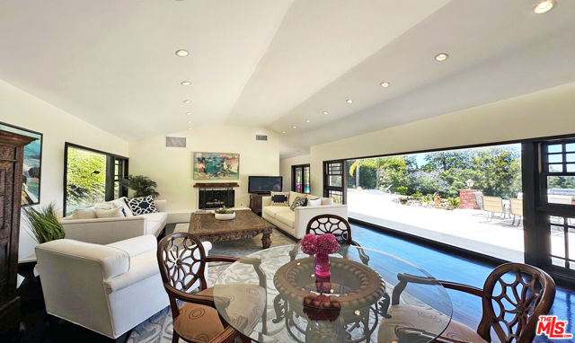 12751 Mulholland Drive, Beverly Hills CA: https://media.crmls.org/mediaz/0e5b5873-7f34-44e4-a880-8d2ca7326dd9.jpg