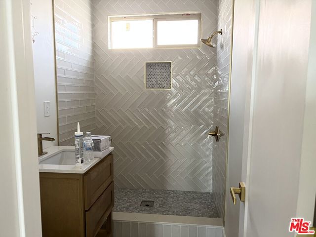 1336 W 37th Drive, Los Angeles CA: https://media.crmls.org/mediaz/0e5b85db-e210-4529-b834-e06f67ee0dfe.jpg