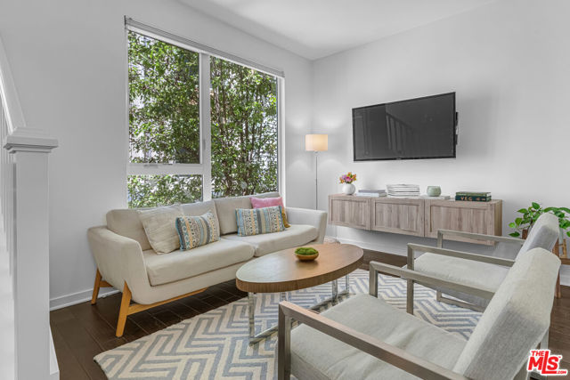5633 Observation Lane, Los Angeles CA: https://media.crmls.org/mediaz/0e5b8e61-1a3a-4856-ab8b-b9889718321d.jpg
