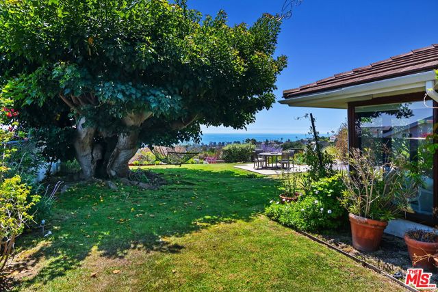 1166 LAS PULGAS Place, Pacific Palisades CA: https://media.crmls.org/mediaz/0e5badd6-4058-44dd-a77c-e5cdbbbdb59c.jpg