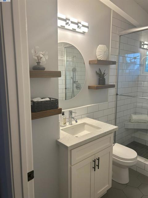 588 E Angela St, Pleasanton CA: https://media.crmls.org/mediaz/0e5bd438-acb8-49d5-a7d1-7f1556cc906f.jpg
