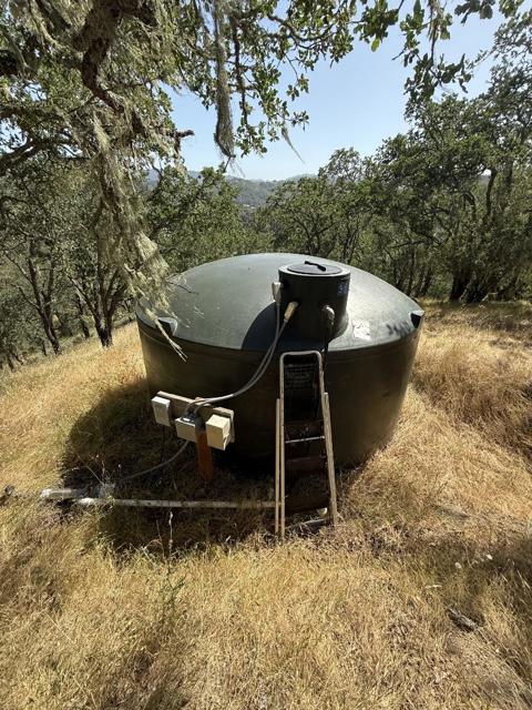 10900 Watsonville Road, Gilroy CA: https://media.crmls.org/mediaz/0e5c5f08-9fd6-4155-84c7-6b25f5228412.jpg