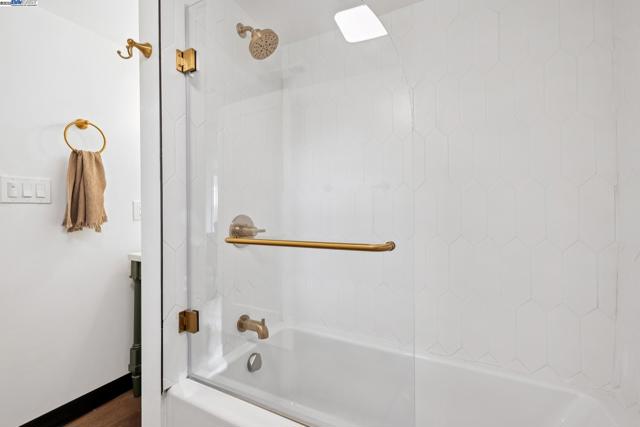 1728 Cambridge Dr, Alameda CA: https://media.crmls.org/mediaz/0e5ec082-b0f5-48ee-89d2-6f19571ab015.jpg