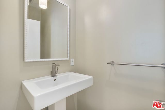 1 Northstar Street, Marina del Rey CA: https://media.crmls.org/mediaz/0e61e6bd-e645-4be7-90c9-7ba74e49d3fd.jpg